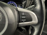ステアリングスイッチ付きで、運転中に視線を前に向けたまま操作できます。