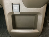 アクセサリーソケットはUSBのアダプターなどをつければ、スマホの充電にも使えます。周辺には物が置けるボックスがついています。