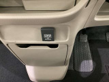 アクセサリーソケットはUSBのアダプターなどをつければ、スマホの充電にも使えます。周辺には物が置けるボックスがついています。