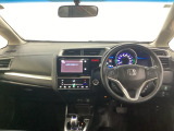 車内は光触媒抗菌消臭施工済です。インパネ周りはスタイリッシュなデザインです。グローブボックスやカップホルダーのほかにトレーなどたくさんの収納スペースが付いています。
