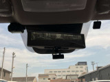 ドライブレコーダー付きです。前方方向と室内向きの2カメラタイプです☆