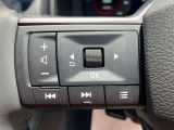 ステアリングスイッチ付きのハンドル!運転に支障をきたすことなくナビ操作が可能です!!