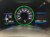 ハイブリット車専用のメーターです。中央のスピードメーターより左右のサブデスプレイで燃費や動力伝達などの情報が見れるようになっています。