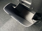 車内に持ち込んだ小物やドリンク食べ物がきちんと片付く収納も充実です。こちらは、大容量のインストセンターロアBOXになります。CDや袋を取り付けてダストBOX等に使えます。