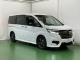 狭い駐車場でも、スライドドアならチャイルドシートへのお子さまの乗降や荷物の積載もスムーズ。とても便利な【両側電動スライドドア】ドアハンドを少し引くだけでリアドアが自動開閉します。