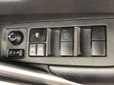 パワーウィンドのスイッチです。運転席に座りながら、助手席や後席の窓を開け閉めできるので大変便利ですよ。