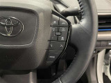 【ステアリングスイッチ】運転中に視線を前に向けたまま画面の操作できます。