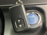 【スマートキー】カバンやポケットに入れたままでもドアの施錠・解錠が可能なスマートキーを装備。エンジンのオン・オフ時もカギを取り出す必要が無いからとっても便利です♪
