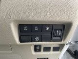 【アイドリングストップ】信号待ち等で、停車させると自動的にエンジンを停止し、再び走行するときは自動的にエンジンを始動することで、排気ガスの発生や騒音を抑制するとともに燃費を向上。キャンセルも出来ます。