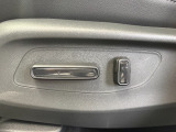パワーシートの助手席はお好みの高さに調整可能です。自分好みのポジションで運転って楽ですよね。上下にも設定が可能です。