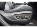 運転席にはパワーシートが付いております。パワーシートは指先1つで操作出来るためチカラの弱い女性の方でもシートに座ったまま操作出来ます♪