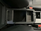 アームレスト付きです!運転時の疲労を軽減してくれます。アームレスト内にも収納できます♪