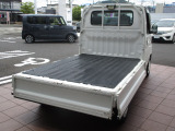3方開で荷物の積み下ろしも楽に出来ます