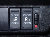 運転席からもスライドドアをボタン操作でスピーディーに開閉できます!またスマートキーでも操作できるので便利です。