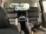 【ウォークスルー】車外に出なくても運転席から3列目シートまで移動が可能です。子育てや荷物が多いときなど利便性が高いです。