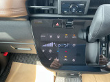 タブレット端末のようなタッチパネル式のオートエアコン採用。凹凸のない滑らかな表面で操作感を高めています。