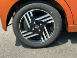 155/65R14インチタイヤ&アルミホイルが装着されています。