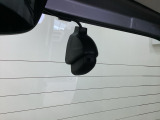 後方にもドライブレコーダーのカメラが付いています。前後両方でお車の周りを監視・記録いたします。