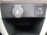 12V電源ソケットを設置しております。周辺機器の充電にご利用頂けます。便利な充電用USBジャックも付いています。