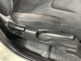 シートハイトアジャスターが付いているので運転姿勢を調整するのに便利ですね。身長に合ったシートポジションは安全運転や疲労軽減にもつながります。