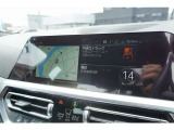 高精細ワイド・ディスプレイ: 視認性に優れた大型タッチパネルを採用。ナビゲーションだけでなく、エンターテインメント機能も鮮明に表示します。