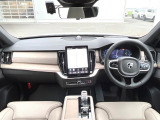フロントグリルが新しくなったXC90プラグインハイブリッドが入庫しました!とても静かな電気走行を是非お試しください♪開放的なサンルーフはシェードを開けると光が差し込み車内空間に明るさがプラスされます♪