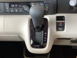 シフトはインパネシフト、パーキングブレーキは電子制御なので運転席と助手席の間はすっきりしています。