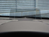 運転視界の遠方上方に虚像を投影することで前を見ながら情報の視認ができます。本当にドライバーが必要な情報を適切に伝え、楽しんで頂くことを考えた新世代装備です。※虚像は1.5m前方に浮かぶイメージです。
