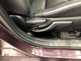 運転席シート座面は上下アジャスター付きです。お好みの位置に調整可能です。