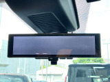インテリジェントスマートルームミラーは、後席にゲストがの乗車時やお荷物などで後方確認ができない場合は後方確認専用カメラでくっきり!安心ですね!