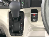 【オートブレーキホールド】信号待ちや渋滞で停車時にブレーキから足を離しても、停止状態を保持してくれます。前進するときはアクセルを踏めば自動で解除されるので安心♪街乗り運転が楽になります♪