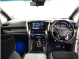 オシャレなインテリアで運転する気分も盛り上がりますよね^^