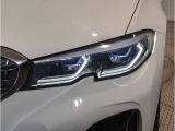 【LEDヘッドライト】先進のLEDテクノロジーを採用。放射される白色光の周波特性は太陽光に近く、バイキセノン・ヘッドライトを上回るコントラストで更に明るく輝きます!