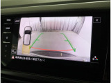 ★ギアをリバースに入れると車両後方とガイドラインが表示され車庫入れ、縦列駐車の際に安全確認をサポートします★