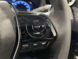ステアリングスイッチ付きで、運転中に視線を前に向けたまま操作できます。