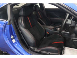 【運転席】ブラック基調のインテリアにハーフレザーシート(合皮/ファブリック※メーカー基準)。パワーシートでお好みの位置に座席を設定可能です。シートヒーター・フロアマット付です。