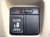 【パワースライドドア】スマートキーや運転席のスイッチでスライドドアの開閉が可能♪電動だから力を入れてドアを開ける必要が無く、小さいお子様でも、重い荷物を持っている時もラクに開け閉めできます♪