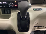 CVT車のセレクトレバーです。低速から高速まで、変速ショックのないスムーズな走りを実現するとともに、エンジン効率のよい領域を維持することで燃費にも貢献します。