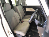 運転席の座面高さを調整できるシートリフターが付いています。フロントシートはベンチシートを採用で、座面も広く使い勝手もいいですよ♪