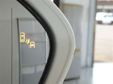 ブラインドスポットモニター装備。隣車線を走る車両を検知。ドアミラーでは確認しにくい後方、側方エリアに存在する車両や急接近してくる車両も検知しドアミラーに搭載されたLEDインジケーターが点灯します。