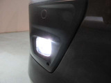 フロントLEDフォグランプです鮮やかな日光色で明るく足元を照らします。