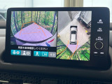 【マルチビューカメラシステム】専用のカメラにより、上から見下ろしたような視点で360度クルマの周囲を確認することができます☆死角部分も確認しやすく、狭い場所での切り返しや駐車もスムーズに行えます。