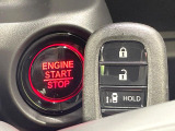 【Hondaスマートキー】カバンやポケットに入れたままでもドアの施錠・解錠が可能なスマートキーを装備。エンジンのオン・オフ時もカギを取り出す必要が無いからとっても便利です♪