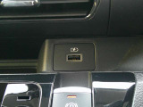 USB電源&12Vシガーソケットが運転席&助手席前にございます♪スマホ等の充電にご使用くださいませ♪