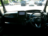 大きなフロントガラスで広々とした視界の運転席まわりです。