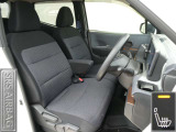 運転席シートリフター(ラチェット式)で、座面の高さも上下に動き、体格にあわせて調整ができます。運転席にはシートヒーターも装備!