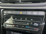 タッチコントロール式エアコンパネル。2ゾーンフルオートエアコン。運転席、助手席それぞれ独立して温度管理が可能です。花粉やダストを除去するフレッシュエアフィルターも装備され、クリーンな室内環境を保ちます