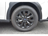 純正のアルミホイールは高い剛性を持ち、スバル車の走行安定性に貢献します。