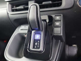 シフトパターンです。足ふみ式のパーキングブレーキを採用してます。また車種・グレードによっては走行モードも変える事も!