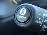 ★マルチビューカメラ★ワイパーレバー先端の「CAMERAスイッチ」を押すことで、車を上空から見下ろしたような映像をカーナビ画面に映し出し、車庫入れや縦列駐車をサポートしてくれます♪